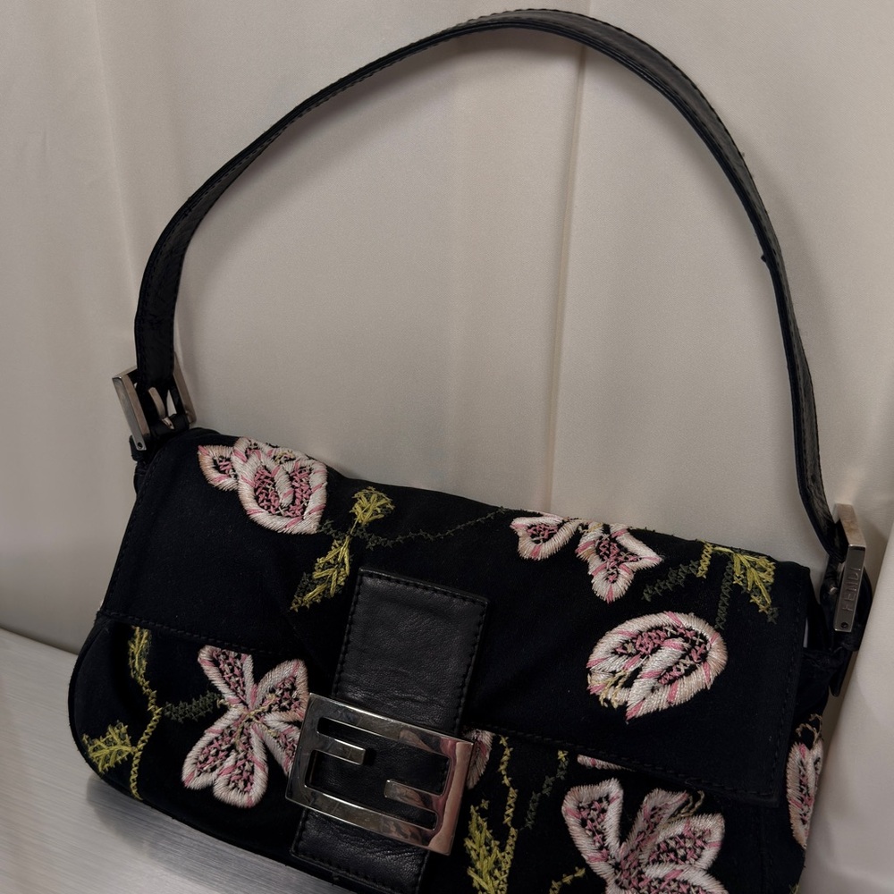 RARE EMBROIDERED FENDI BAGUETTE - Picture 5 of 8